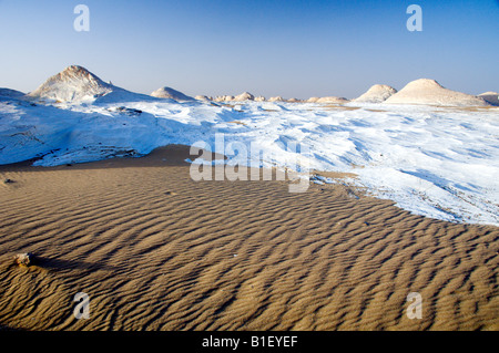 Bianco formazioni di gesso e le dune di sabbia nel deserto bianco Egitto Foto Stock