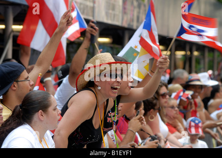 Spettatori guarda il XIII nazionale annuale di Puerto Rican Day Parade di New York sulla Fifth Avenue Foto Stock