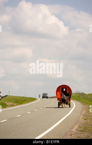 Caravan sulla A66 in rotta per il Appleby Horse Fair Foto Stock