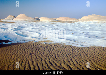 Bianco formazioni di gesso e le dune di sabbia nel deserto bianco Egitto Foto Stock