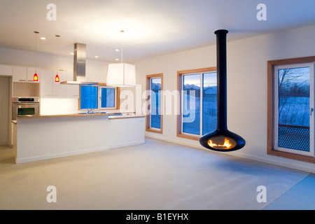 Soggiorno e cucina a vista all'interno di una casa moderna in Anchorage in Alaska,. Foto Stock