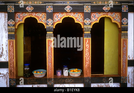 Il Bhutan Valle Bumthang Jakar main street dipinto vetrina Foto Stock