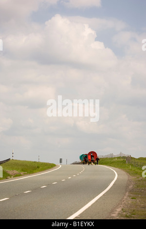 Roulotte sulla A66 in rotta per il Appleby Horse Fair Foto Stock