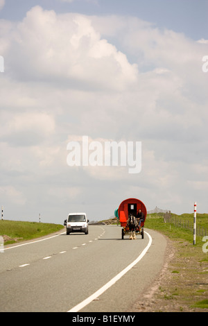 Roulotte sulla A66 in rotta per il Appleby Horse Fair Foto Stock