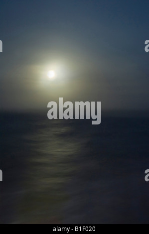 Luna piena sopra il sud dell'Oceano Atlantico Foto Stock