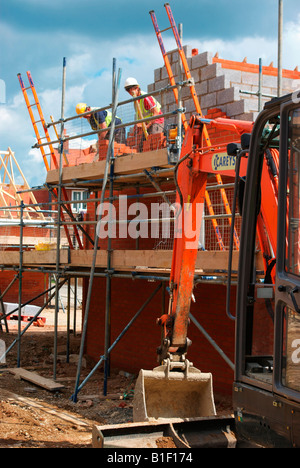 Due costruttori lavorando sul grande edificio sito. Foto Stock