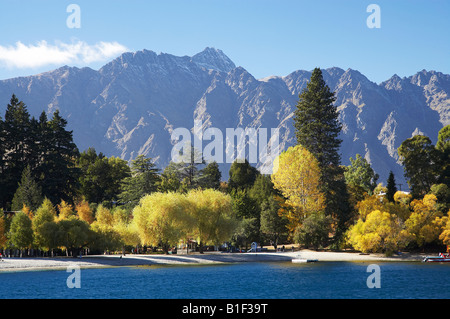 Il lago di Wakatipu autunno alberi e il Remarkables Queenstown Otago Isola del Sud della Nuova Zelanda Foto Stock