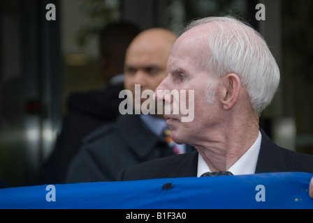 Persone dalla contea di Mayo in Gluaiseacht protestare presso Shell Londra HQ contro Corrib Gas Project su il giorno di San Patrizio Foto Stock