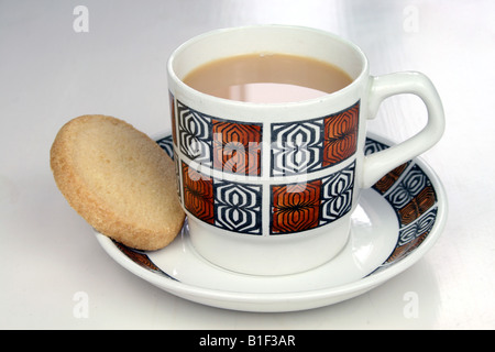 Tazza di tè in una tazza d'annata con biscotto frollino Foto Stock