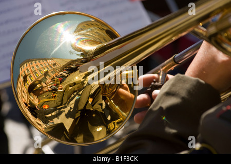 Trumpeter svolge presso la strada concerto della Banda Militare a San Pietroburgo Russia Foto Stock