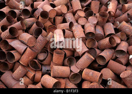 Vecchia pila di rusty lattine per conserve nella spazzatura Foto Stock