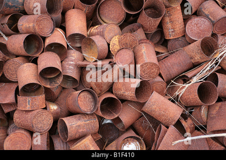 Vecchia pila di rusty lattine per conserve nella spazzatura Foto Stock