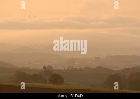 Colline e Fomer Base Militare Caerwent secondo Severn Crossing in Alba Mist Foto Stock