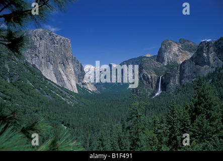 Parco Nazionale di Yosemite mezza cupola vista di tunnel 'Yosemite Valley" Foto Stock