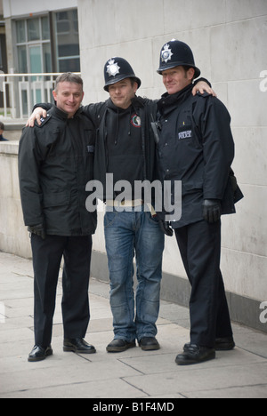 Gluaiseacht protester pone con la polizia di casco a Londra dimostrazione contro la Shell Corrib Gas Project, County Mayo Foto Stock