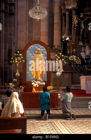 Popolo messicano, pregando, altare, la chiesa di san francisco, san miguel de allende, stato di Guanajuato, Messico Foto Stock