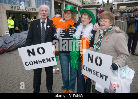 Persone dalla contea di Mayo in Gluaiseacht protestare presso Shell Londra HQ contro Corrib Gas Project su il giorno di San Patrizio dire 'no consenso" Foto Stock