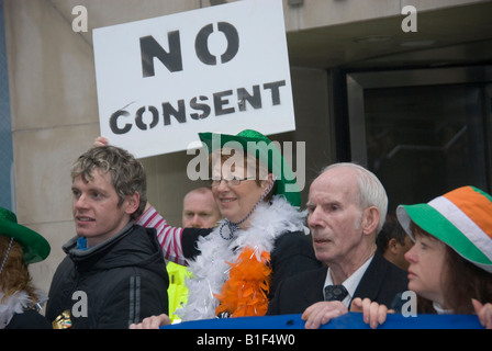 Persone dalla contea di Mayo in Gluaiseacht protestare presso Shell Londra HQ contro Corrib Gas Project su il giorno di San Patrizio dire 'no consenso" Foto Stock