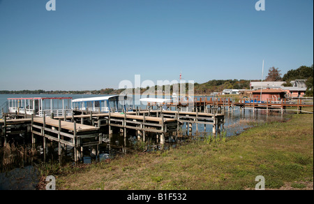 Docking station in Lago di Dora dove i turisti prendere le barche per crociere panoramiche del lago e della Dora Canal nella Florida Centrale Foto Stock