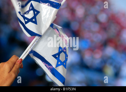 Una mezza età onde lady bandiere israeliane in un Israele partita di calcio internazionale a Basilea in Svizzera. Foto Stock