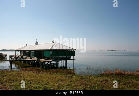 Docking station in Lago di Dora dove i turisti prendere le barche per crociere panoramiche del lago e della Dora Canal nella Florida Centrale Foto Stock