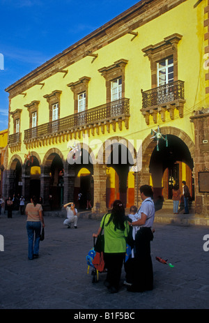 Messicani, popolo messicano, Plaza, la città di San Miguel De Allende, San Miguel De Allende, stato di Guanajuato, Messico Foto Stock