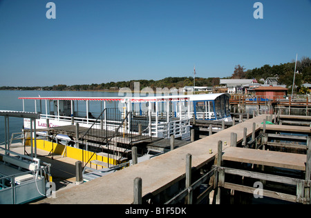 Docking station in Lago di Dora dove i turisti prendere le barche per crociere panoramiche del lago e della Dora Canal nella Florida Centrale Foto Stock