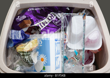 Mono-uso domestico in plastica rifiuti gettati nel bidone dei rifiuti da sopra. Inghilterra Regno Unito Gran Bretagna Foto Stock