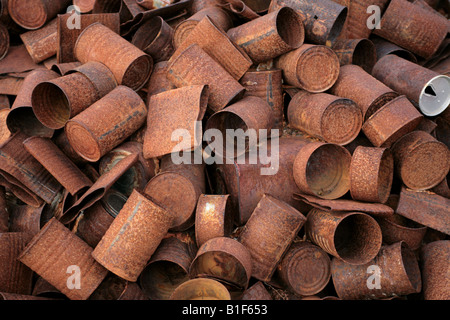 Vecchia pila di rusty lattine per conserve nella spazzatura Foto Stock