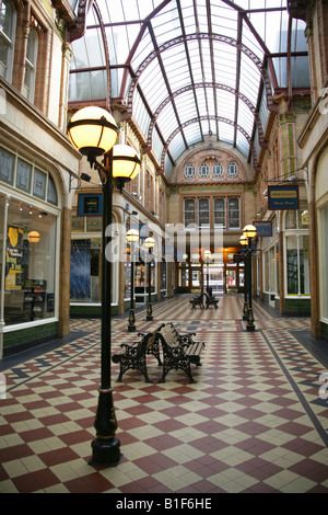 Città di Preston, Inghilterra. Vista interna dei negozi di Preston di stile Vittoriano Miller Arcade. Foto Stock