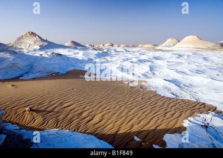 Bianco formazioni di gesso e le dune di sabbia nel deserto bianco Egitto Foto Stock