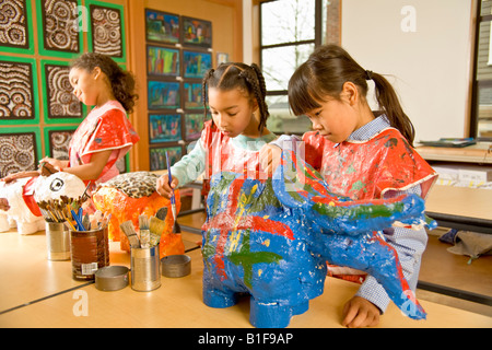 Multi-etnico ragazze fare arte progetti Foto Stock