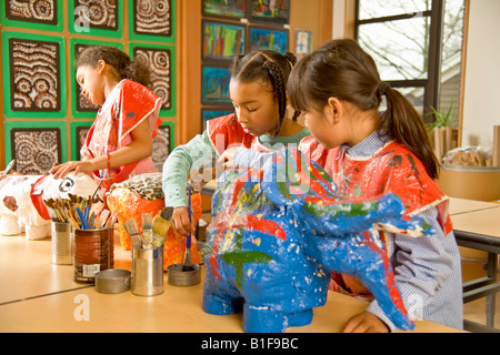 Multi-etnico ragazze fare arte progetti Foto Stock