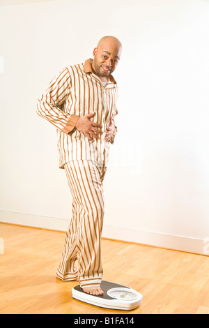 L'uomo africano di salire sulla scala Foto Stock