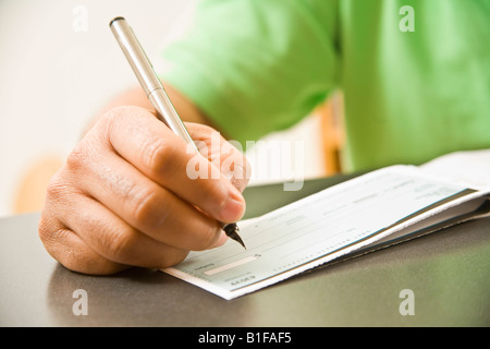 Close up uomo africano controllo di scrittura Foto Stock