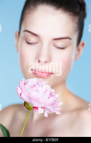 Giovane donna holding peonia Foto Stock