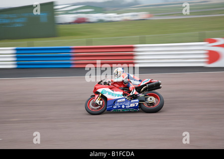 Shane (Shakey) Byrne in sella ad una Ducati Airwaves sul rettilineo dei box a Thruxton durante la pratica per il Campionato BSB Foto Stock