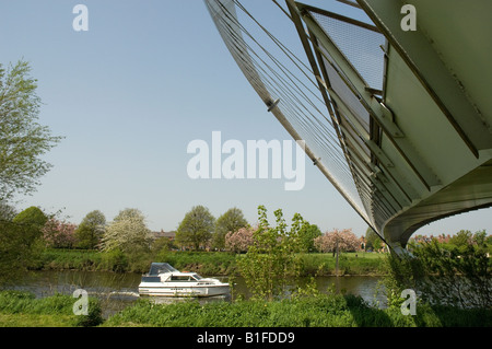 Barca sul fiume Ouse al Millennium Bridge in estate York North Yorkshire England Regno Unito Regno Unito GB Gran Bretagna Foto Stock