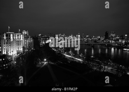 Vista panoramica guardando giù il fiume Tamigi passato Waterloo Bridge verso la città di Londra Foto Stock