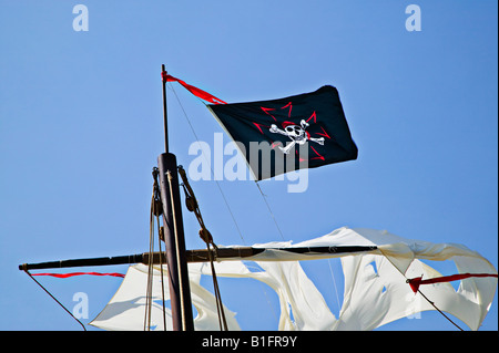 Bandiera pirata sul montante di navi Foto Stock