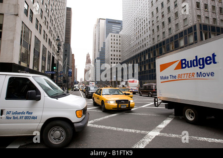 Yellow Cab catturati nel traffico a Manhattan, New York City, NY, STATI UNITI D'AMERICA 7 Aprile 2008 Foto Stock