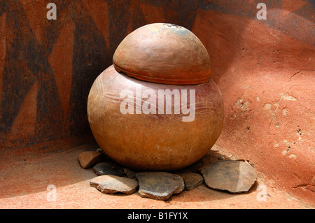 Una zucca a forma di vaso in ceramica su un caminetto, Tiebele, Burkina Faso Foto Stock