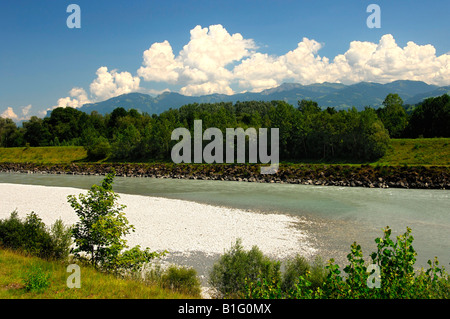 Nella valle del fiume Reno vicino Ruggell, vista dalla Svizzera attraverso il fiume Reno fino al Principato del Liechtenstein Foto Stock