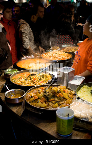 La folla si riuniranno presso un fornitore di prodotti alimentari a Londra il mercato di Camden. Foto Stock