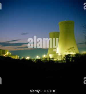 Torri di raffreddamento di una centrale nucleare al crepuscolo Foto Stock