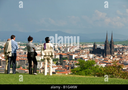 La città di Clermont Ferrand, Puy de Dome, Auvergne Francia, Europa - visto da Le Parc de Montjuzet Foto Stock