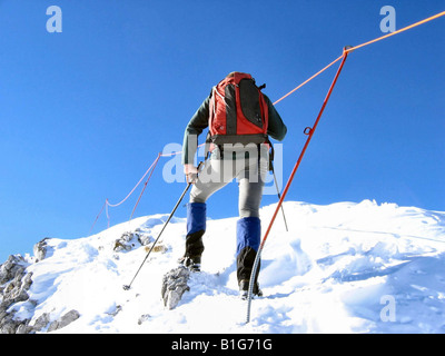 Vista posteriore di una arrampicata persom con zaino Foto Stock