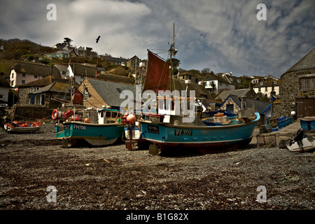 Cadgwith-Cove,Cornwall.england, Fishing-Boats Picturesque-Village Fishing-Village Lobsterpot funi barche a vela mollusco marino Foto Stock