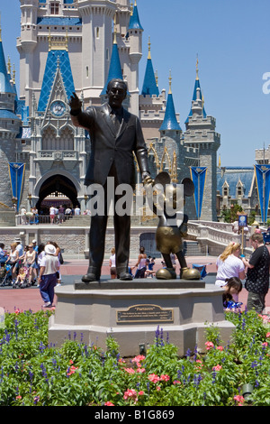 Walt Disney e Mickey Mouse statue in bronzo presso il Walt Disney World Resort in Orlando Florida Foto Stock