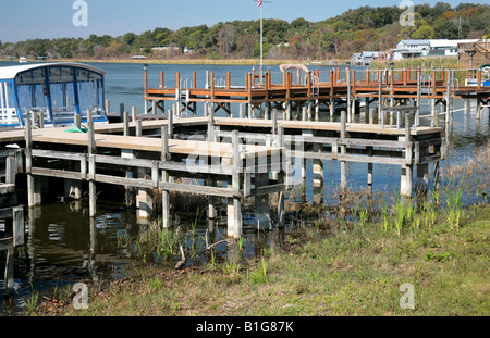 Docking station in Lago di Dora dove i turisti prendere le barche per crociere panoramiche del lago e della Dora Canal nella Florida Centrale Foto Stock